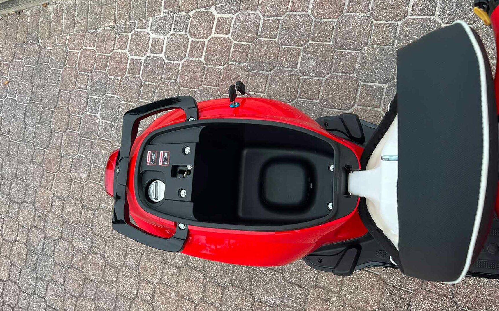italica-age-50cc-scooter-right