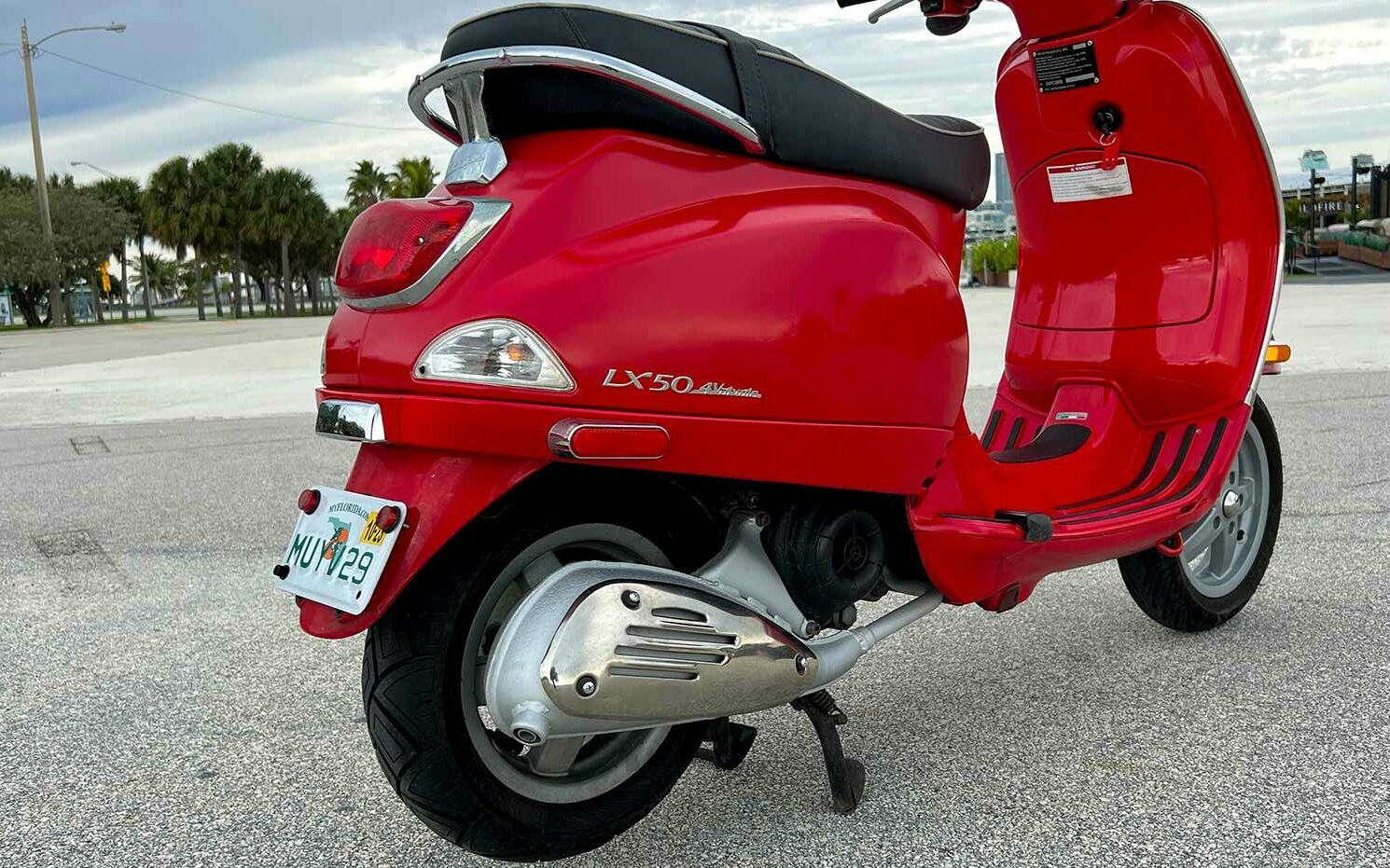 vespa-scooter-rental-red-close-up