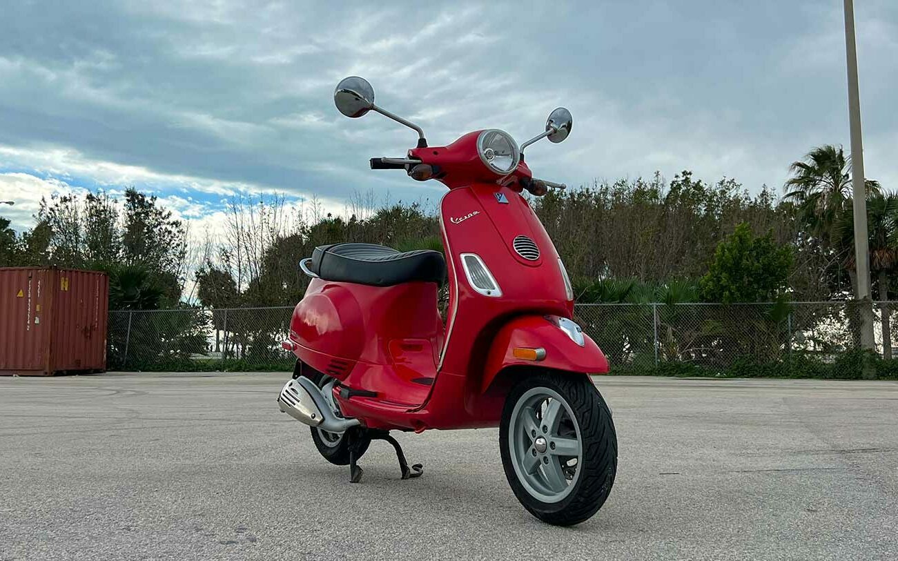 vespa-scooter-rental-red-front-right