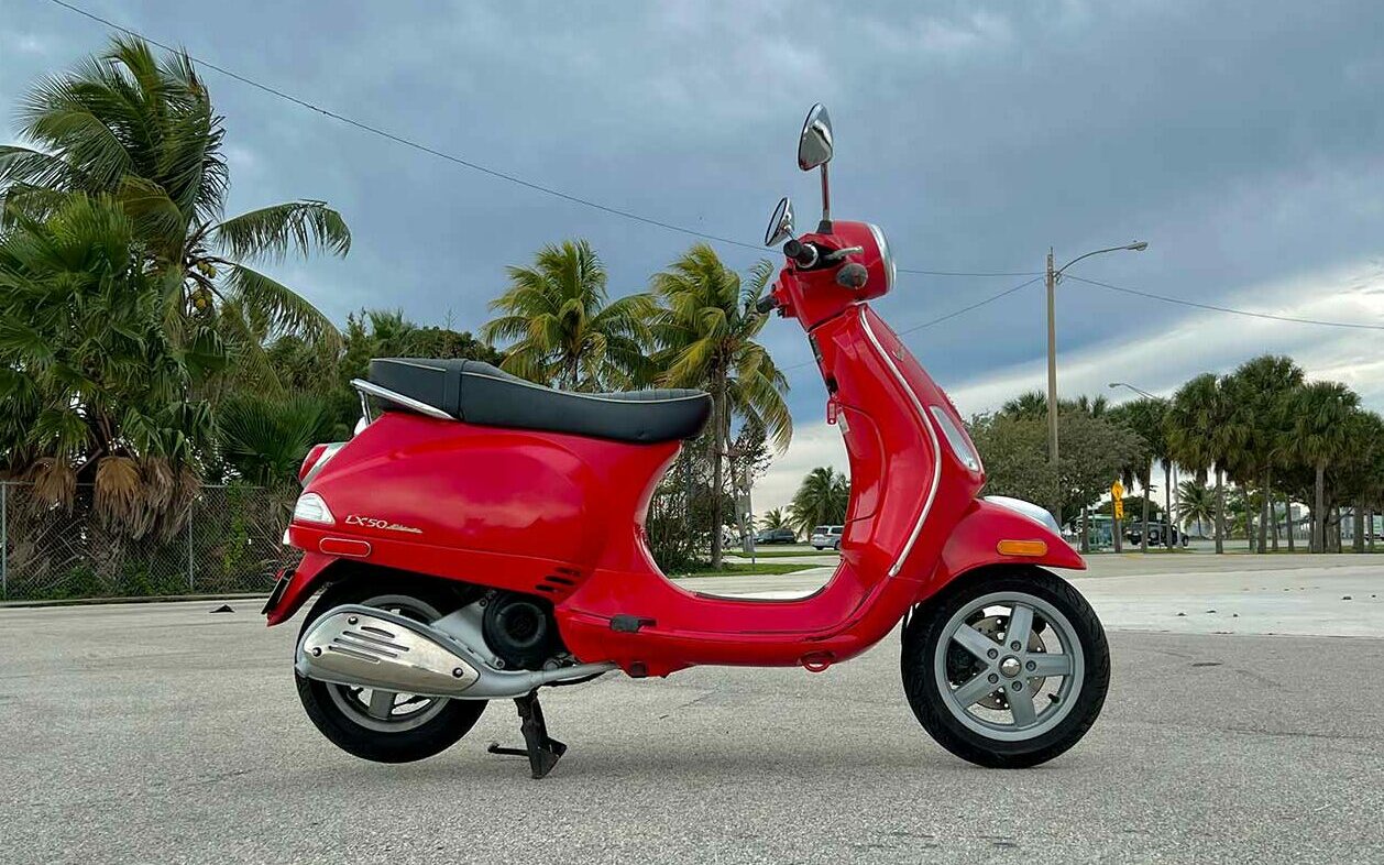 vespa-scooter-rental-red-right