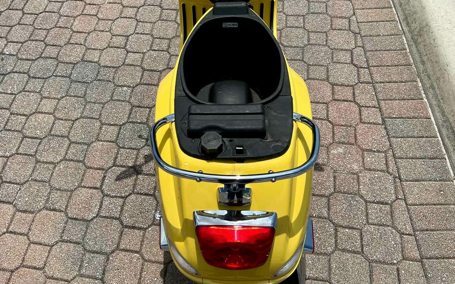 vespa-scooter-rental-lx50-yellow-seat-top-view