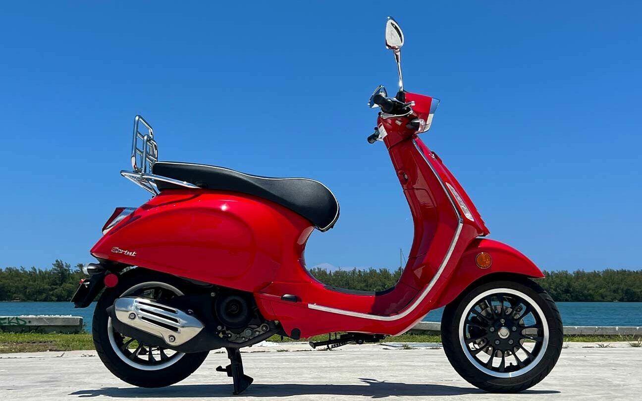 vespa-scooter-rental-sprint50-red-scooter-right